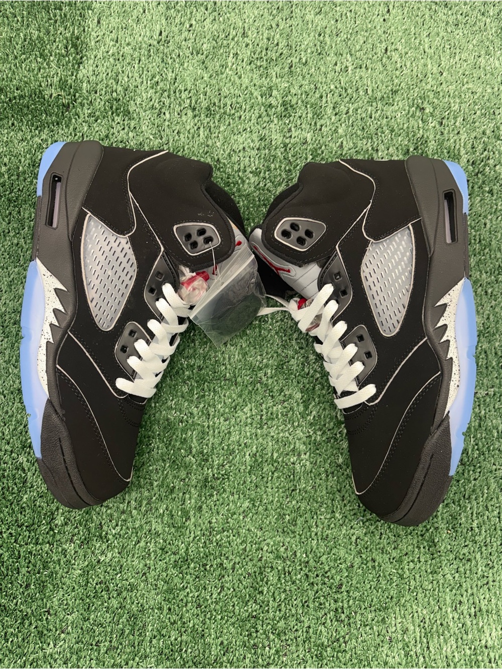 Jordan Men's Black/Gray/Red Retro Athletic Sneakers - Picture 2 of 5